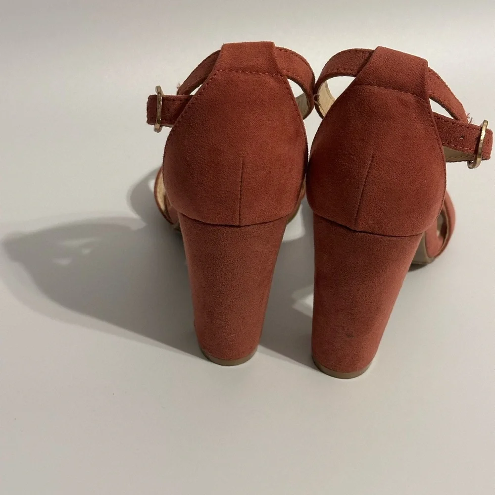 BAMBOO Women's Chunky Rose Suede Heel Sandal with Ankle Strap Size7 - Picture 5 of 6